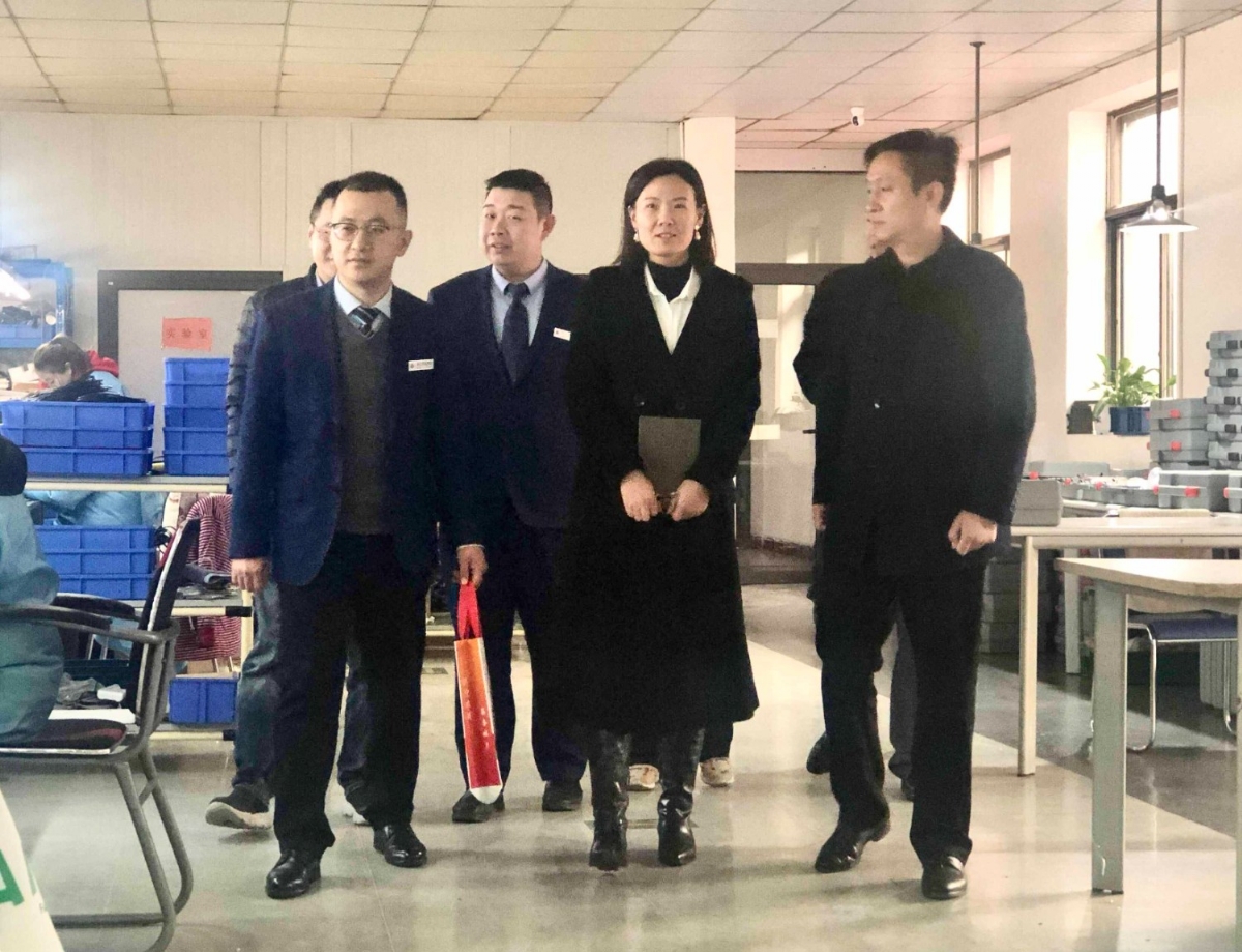 濟(jì)寧國(guó)家高新區(qū)蓼河智能產(chǎn)業(yè)園攜市農(nóng)商行、高新電視臺(tái)領(lǐng)導(dǎo)一行蒞臨科電儀器考察調(diào)研